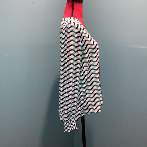 Worthington Green and Black Chevron Patterned Blouse Size Medium - Picture 5 of 13